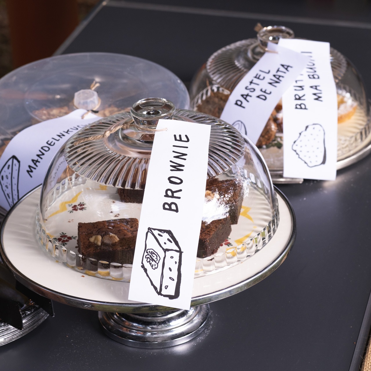 Cake display with labels